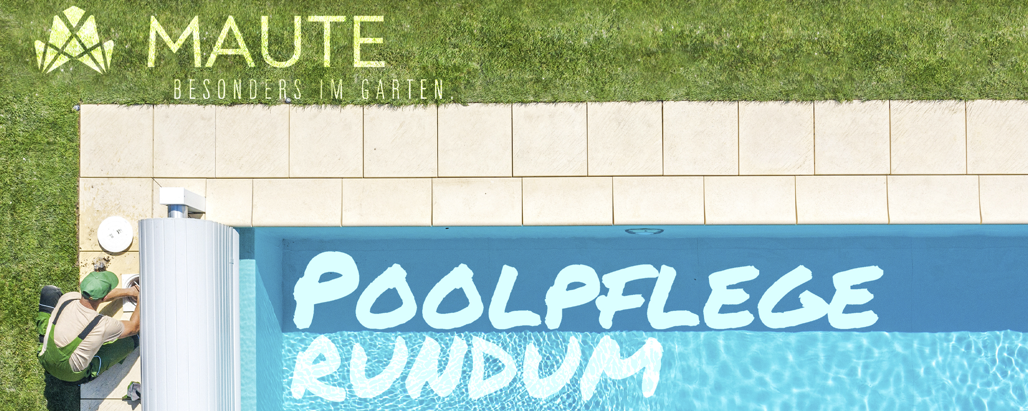 Arbeiter reinigt Poolfilter an modernem Becken mit gepflegtem Rasen und Steinboden neben dem Pool.