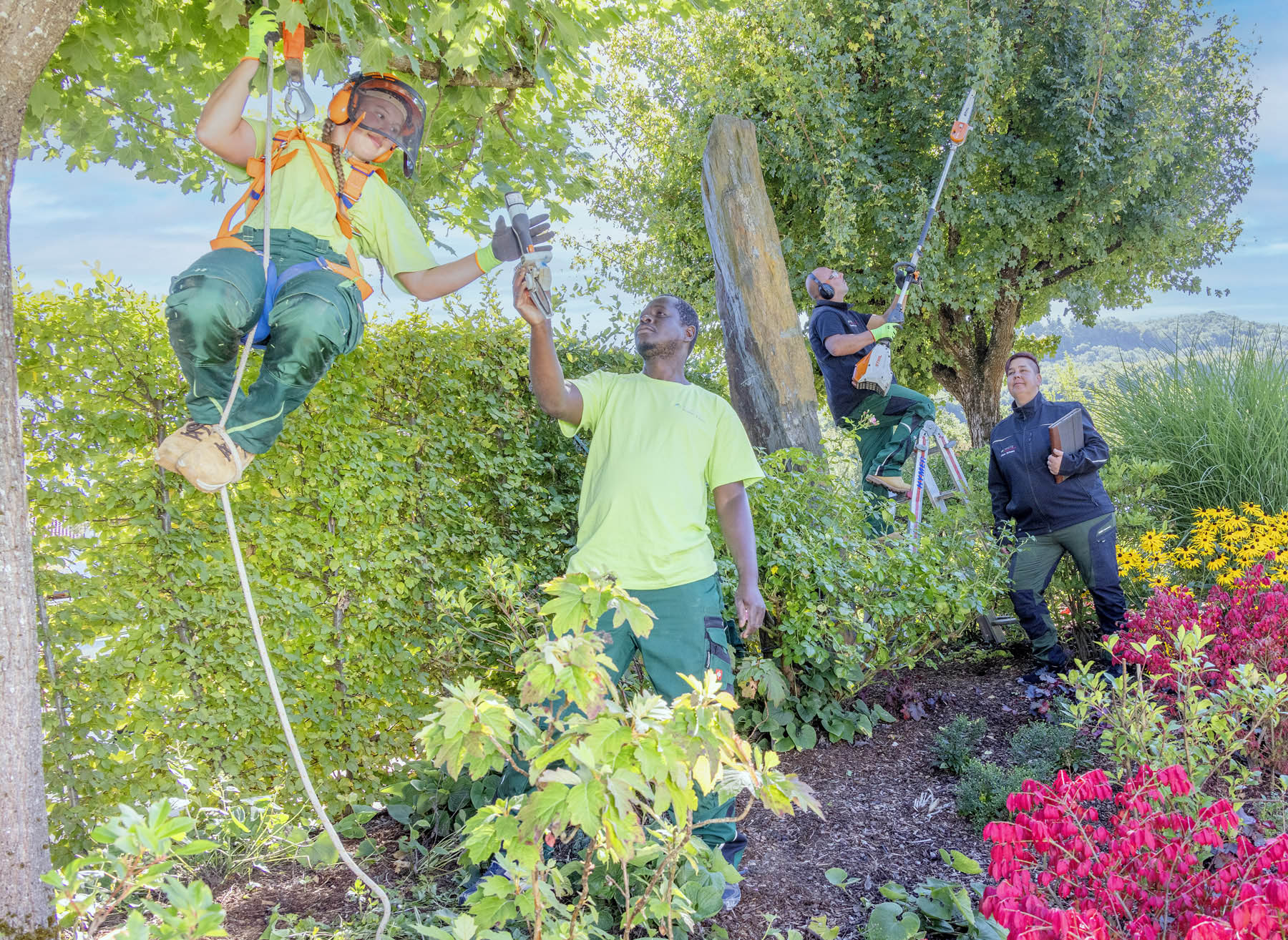 Gruppe Gartenpfleger im Garten