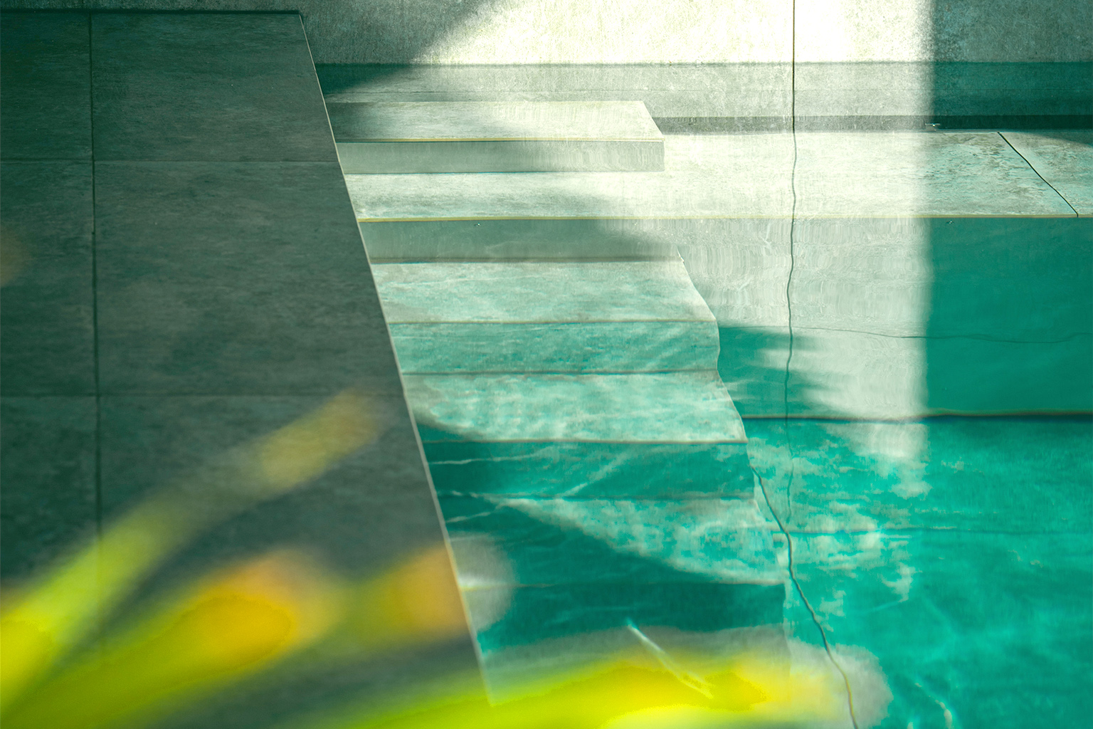 Treppen in den Indoorpool